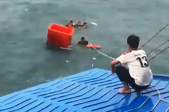 4 ngư dân thoát nạn nhờ tàu cao tốc, phà biển Rạch Giá