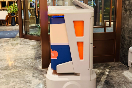 Khi robot thay shipper gõ cửa phòng khách sạn