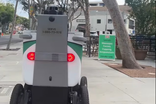 Robot giao hàng ở Mỹ bị 'tố' va chạm với bệnh nhân bại não