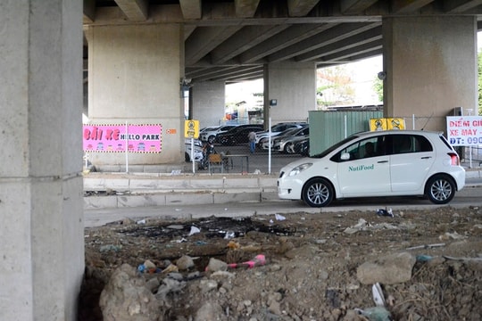 TP.HCM: Lấn chiếm gầm cầu làm bãi đỗ xe, thậm chí còn sinh sống, buôn bán và đốt rác