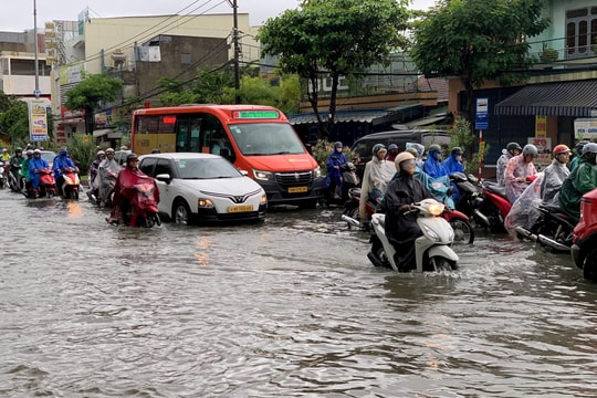 Hàng loạt tuyến đường Đà Nẵng thành sông do bão số 10