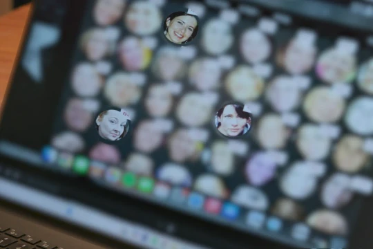 Nudify tràn lan, nhóm phụ nữ sốc vì bị bạn nam tạo deepfake khiêu dâm
