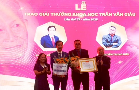 Tác phẩm 'Tôn giáo Bửu Sơn Kỳ Hương và Tứ Ân Đạo Phật vùng Tây Nam Bộ' đoạt giải thưởng khoa học