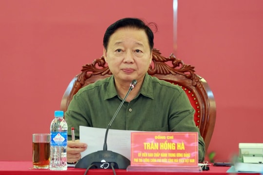 Bão số 10 'lịch sử' đang càn quét miền Trung: hàng vạn người sơ tán, mất điện diện rộng