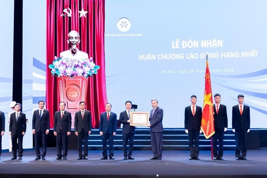 Bộ KH&CN được trao tặng Huân chương Lao động hạng Nhất