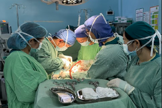 Hy hữu: Bé gái 3 tuổi ở Đắk Lắk mang nhành cây dài 16cm trong bụng suốt 4 tháng