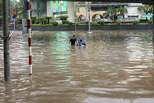 Hoàn lưu bão số 10: Hà Nội mưa ngập kinh hoàng khắp nơi