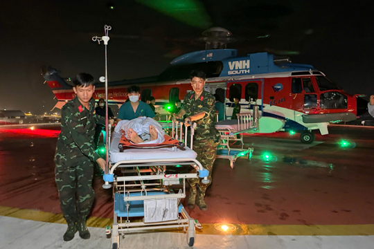 Chuyến bay sinh tử trong mưa bão để kịp cứu 3 bệnh nhân trên đảo Trường Sa