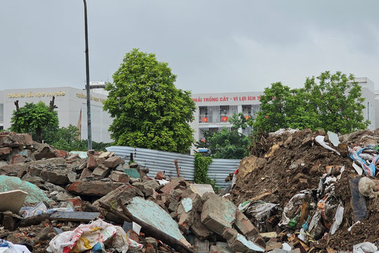 Hà Nội: Chiếm dụng đất vàng, núi phế thải bủa vây trường học