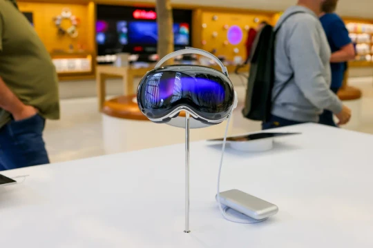 Apple hoãn đại tu Vision Pro, ưu tiên phát triển kính thông minh đấu với Meta