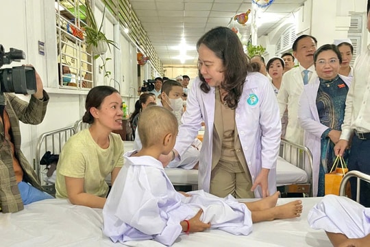 Phó chủ tịch nước Võ Thị Ánh Xuân tặng quà trung thu cho bệnh nhi tại Cần Thơ