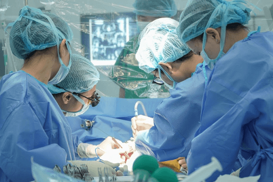 Kỳ tích ghép gan thần tốc: Người lính - bác sĩ thoát chết từ lá gan của anh ruột