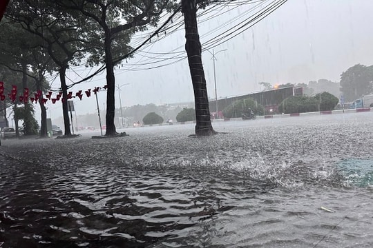 Hoàn lưu bão số 11: Mưa dữ dội suốt đêm, hàng chục điểm ngập sâu ở Hà Nội