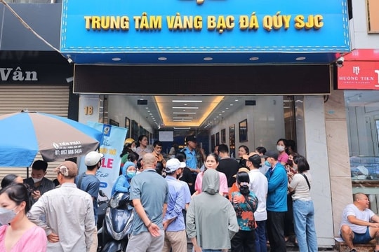 Người dân đổ xô mua bạc trước 'cơn sốt' vàng, rủi ro hay cơ hội?