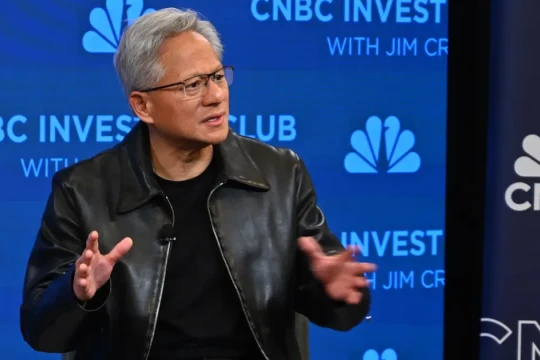 CEO Nvidia ngạc nhiên vì AMD chấp nhận trao 10% cổ phần cho OpenAI