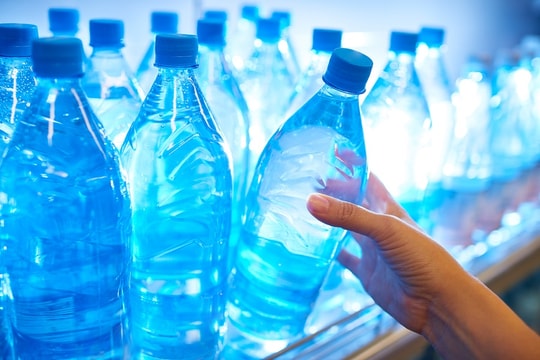 Chuyên gia cảnh báo: Nước đóng chai nhựa không an toàn bằng nước máy