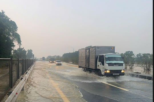 Ngập cao tốc Hà Nội - Thái Nguyên, các xe di chuyển hướng nào?
