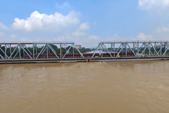 Điều tàu 300 tấn "giữ" cầu Sông Thương trước lũ