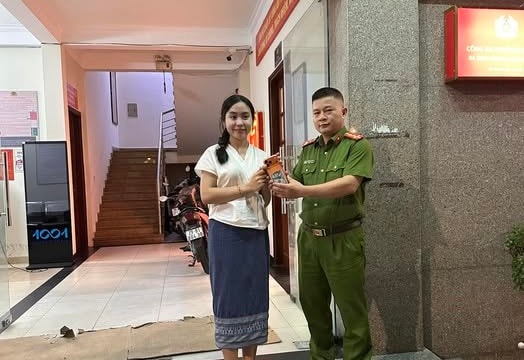Thở phào khi cô gái Lào tìm thấy điện thoại