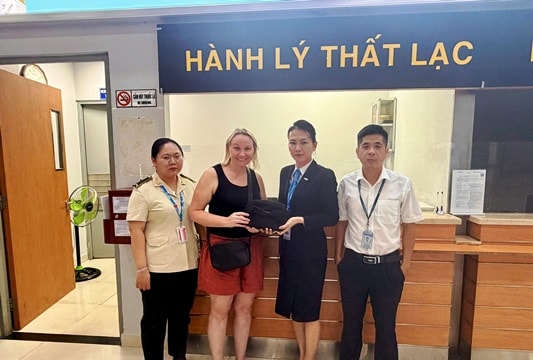 Trả lại 2.370 đô la Úc và 4 hộ chiếu hành khách để quên trên máy bay