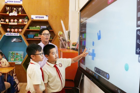 Từ 'bình dân học vụ số' đến lớp học thông minh