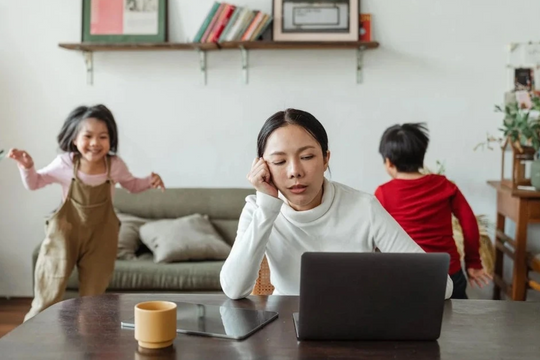 Sau nụ cười của mẹ: Khi áp lực ‘hoàn hảo’ khiến phụ nữ kiệt sức