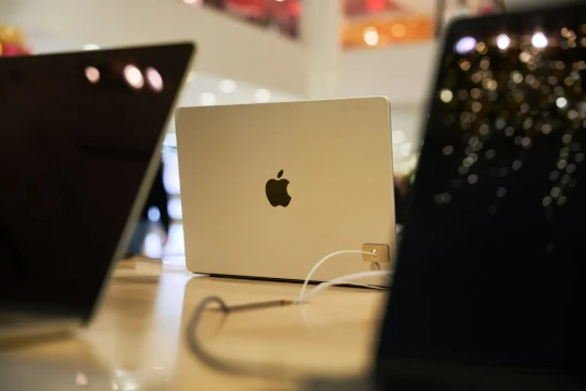 Apple sắp ra mắt MacBook Pro màn hình cảm ứng giống iPhone, khung mỏng hơn