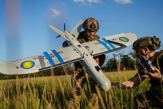 Phi công Ukraine xin đường bay an toàn qua vùng dày đặc drone và tín hiệu gây nhiễu
