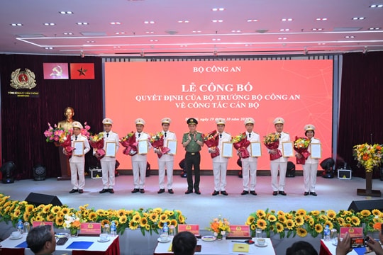 8 lãnh đạo chủ chốt của MobiFone được Bộ Công an phong hàm sĩ quan trong trường hợp đặc biệt
