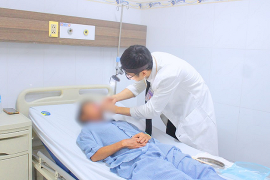 Vì sao người đàn ông ở Tây Ninh uống nước lại chảy ra mũi sau khi làm răng?