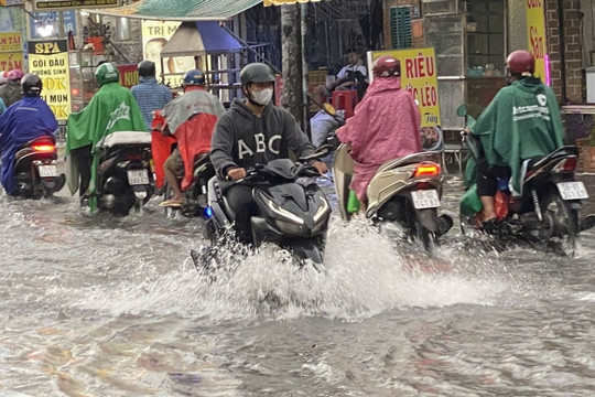 2 dự án 18.000 tỉ 10 năm chưa xong, TP.HCM loay hoay trong nước ngập