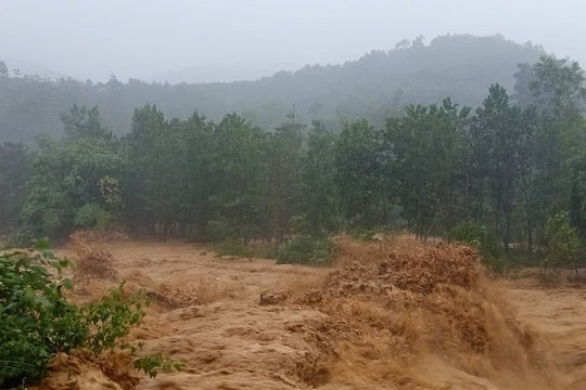 Thời tiết hôm nay 28.10: Miền Trung mưa to, sạt lở khắp nơi, học sinh được cho nghỉ học