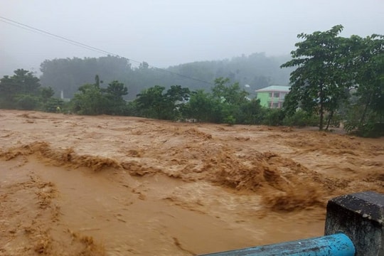 Thời tiết hôm nay 16.11: Miền Trung mưa tầm tã, đề phòng lũ quét và sạt lở