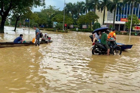 Huế sau lũ: Ngã Sáu thành 'bến đò', rác thải ngập phố