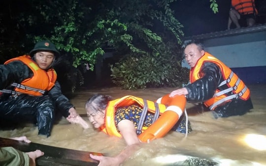 Nhiều nơi hướng về miền Trung, khẩn cấp hỗ trợ đồng bào trong trận lũ lịch sử