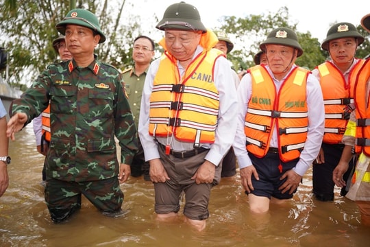 Tổng Bí thư Tô Lâm thăm hỏi động viên bà con vùng lũ, trao 200 tấn gạo, 100 tỉ đồng cho TP.Huế