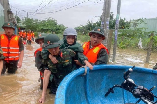 Bão số 13 tăng cấp nhanh, khó lường, miền Trung oằn mình vì lũ chồng lũ