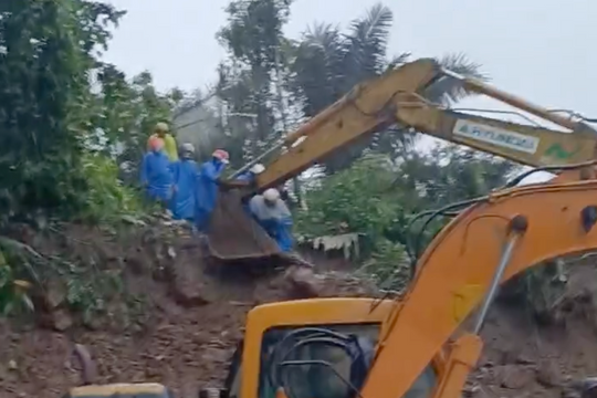 Xúc động hình ảnh 20 giáo viên vượt sạt lở bằng xe xúc trở lại trường sau lũ