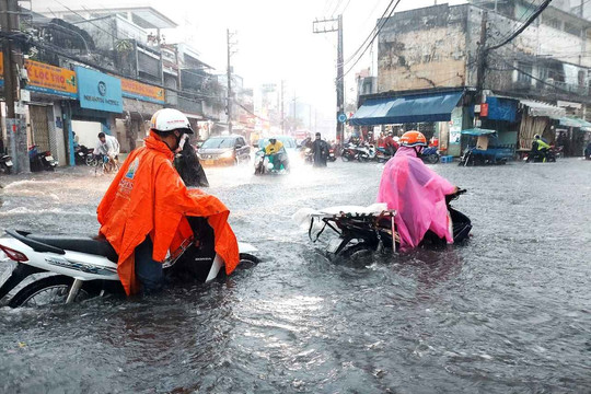 TP.HCM: Triều cường 3 ngày qua 'dồn sóng', nhiều điểm ngập nặng