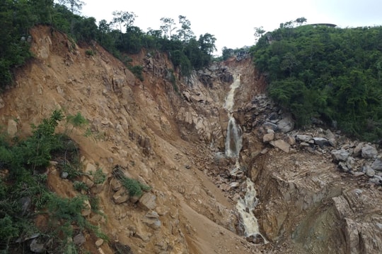 Hiện trường hồ chứa nước bị vỡ, đổ xối xả xuống khu dân cư, tỉnh Lâm Đồng