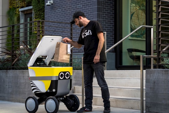 Robot tự hành - cánh tay đắc lực trong kho vận và giao hàng