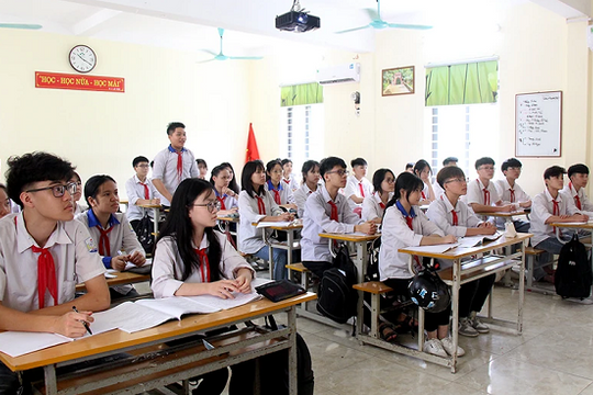 Bão số 13 đổ bộ, nhiều nơi khẩn cấp cho học sinh nghỉ học 2 ngày