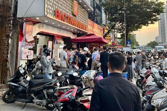 Giá vàng hôm nay 6.11: Lao dốc mạnh, 'bắt đáy' hay 'sập bẫy' mà người dân chen chúc mua?