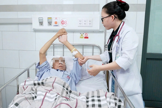 Người đàn ông ở TP.HCM bị đột qụy chờ chết được cứu sống ở Cần Thơ