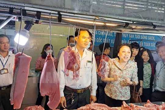 Sở An toàn thực phẩm TP.HCM tiêu hủy hơn 240.000 sản phẩm trong 2025
