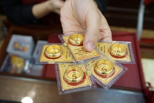 Giá vàng hôm nay 10.11: Mua vào hay bán ra khi vàng neo ở đỉnh và thiếu 'chất xúc tác'?
