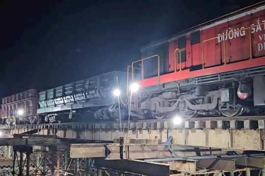 Thông tuyến đường sắt Bắc - Nam sau hơn 90 giờ "lấp" sạt lở sâu 9 mét