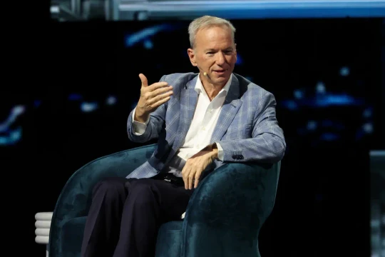 Cựu CEO Google lo hầu hết quốc gia sẽ dùng mô hình AI Trung Quốc