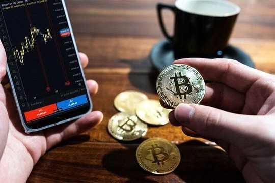 Bitcoin lao dốc thủng đáy, hệ lụy với nhà đầu tư Việt