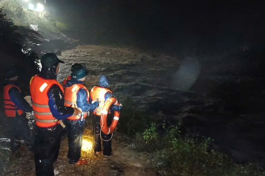 Giải cứu 2 người dân mắc kẹt suốt đêm giữa dòng lũ dữ